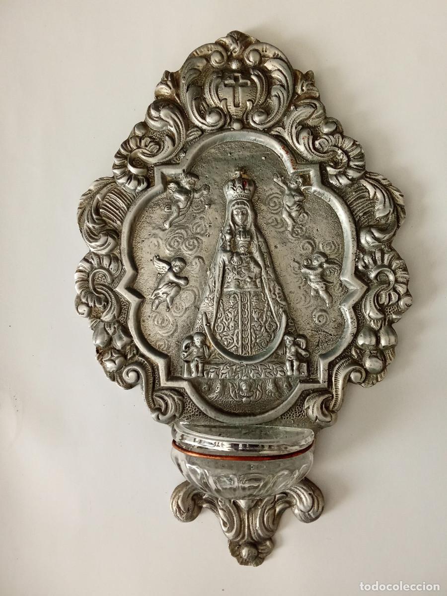 Antiguidades: Antigua benditera ( 27 cm )con la Virgen en esta&ntilde;o metal con pila de cristal
