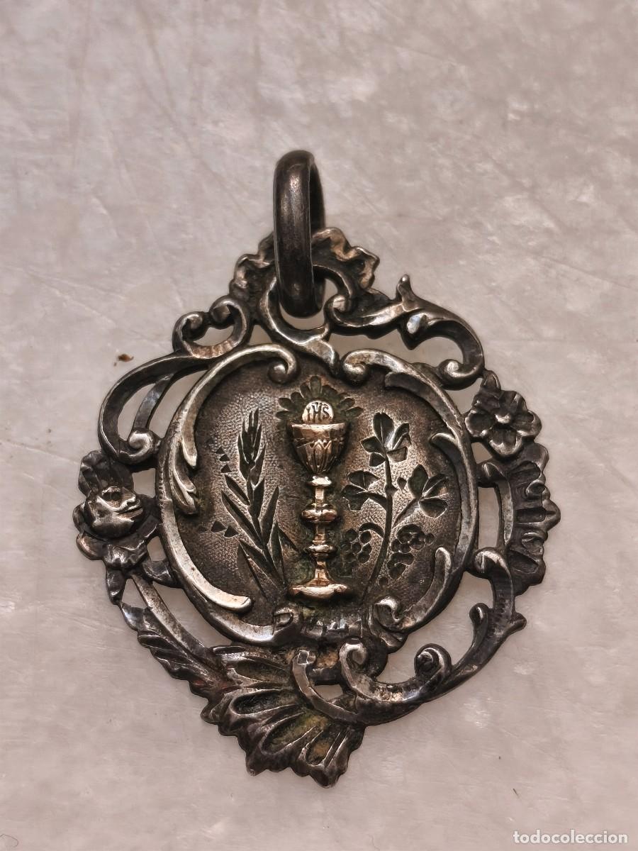 Antiguidades: Preciosa medalla de plata calada y grabada en reverso con iniciales y fecha 1 de Julio de 1917.