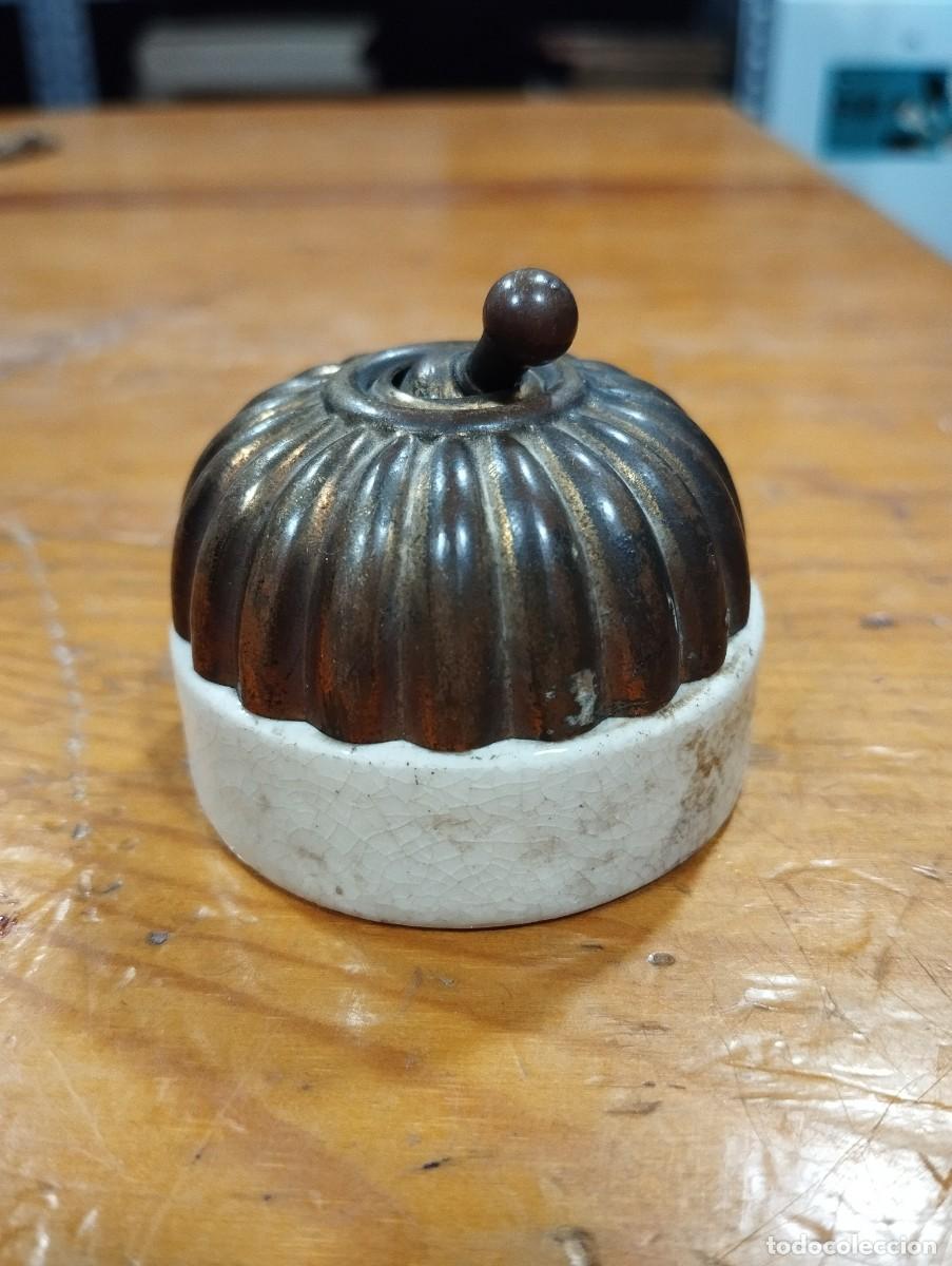 Antig&uuml;edades: INTERRUPTOR MODERNISTA EN LAT&Oacute;N SOBRE BASE DE PORCELANA.
