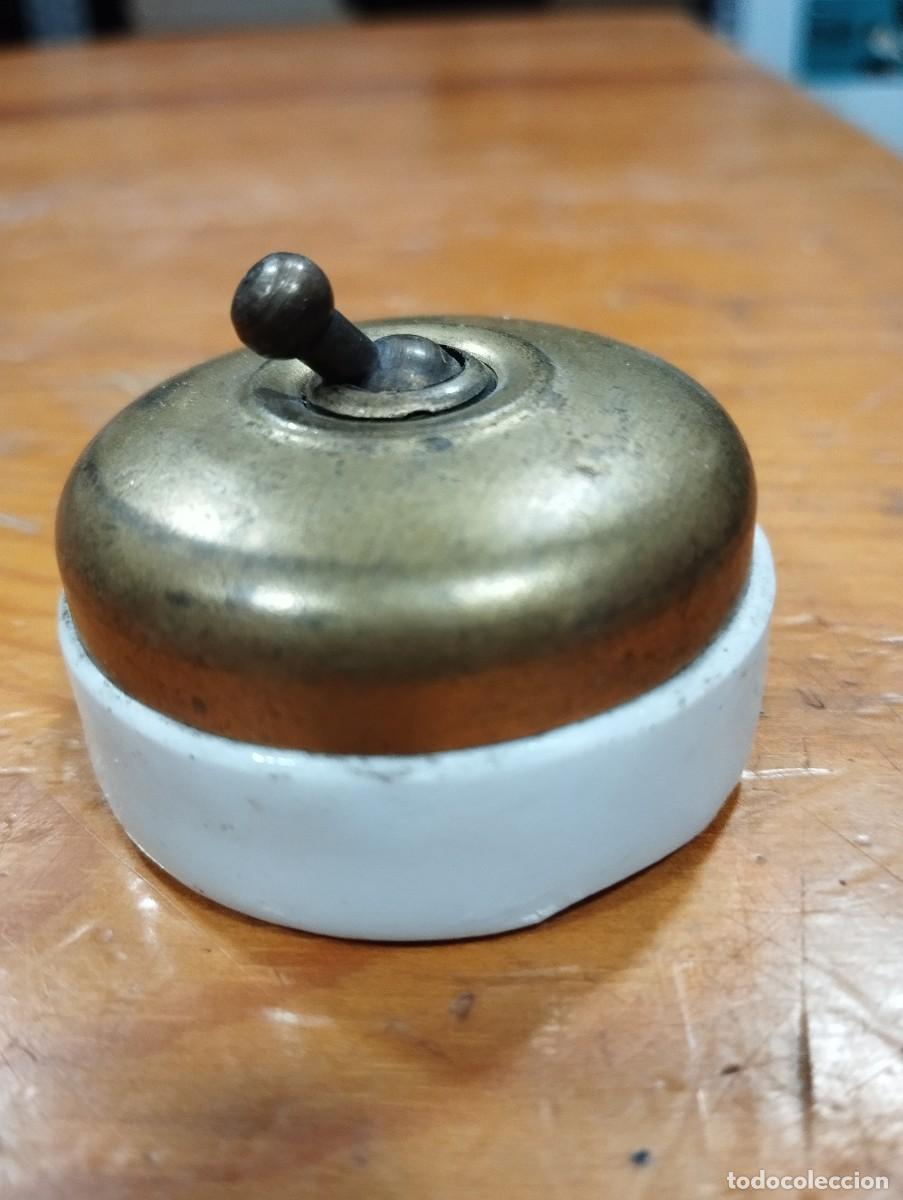 Antig&uuml;edades: Interruptor Antiguo de Palanca - C&uacute;pula de Lat&oacute;n sobre Base de Porcelana (c. 1910-1920)