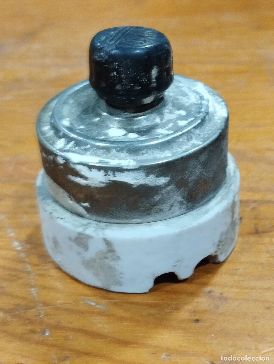 Oggetti Antichi: Interruptor Antiguo Marca NIKO - C&uacute;pula Met&aacute;lica y Pomo Baquelita sobre Porcelana (c. 1930)