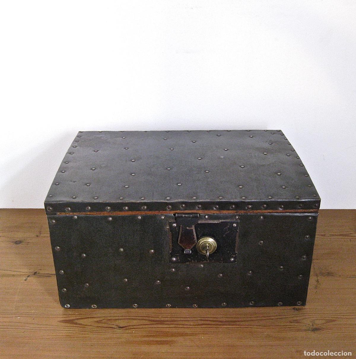 Oggetti Antichi: ARQUETA&ndash;CAJA DE CAUDALES DE PINO REFORZADA CON CHAPA DE HIERRO REMACHADA * SIGLO XIX