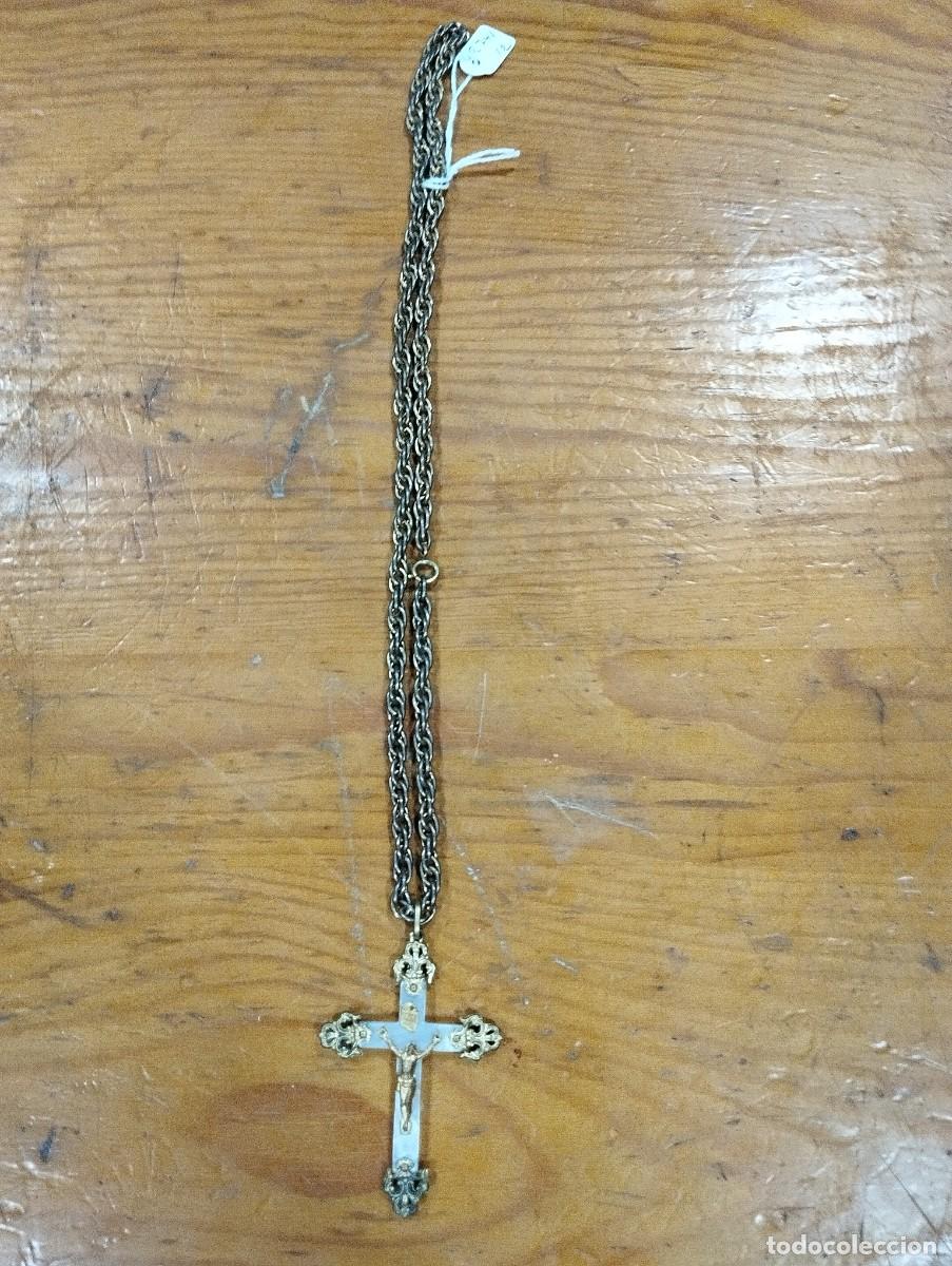 Antiquit&auml;ten: Antiguo Crucifijo Pectoral - Cruz N&aacute;car con Remates Calados y Cadena Gruesa (c. 1960)