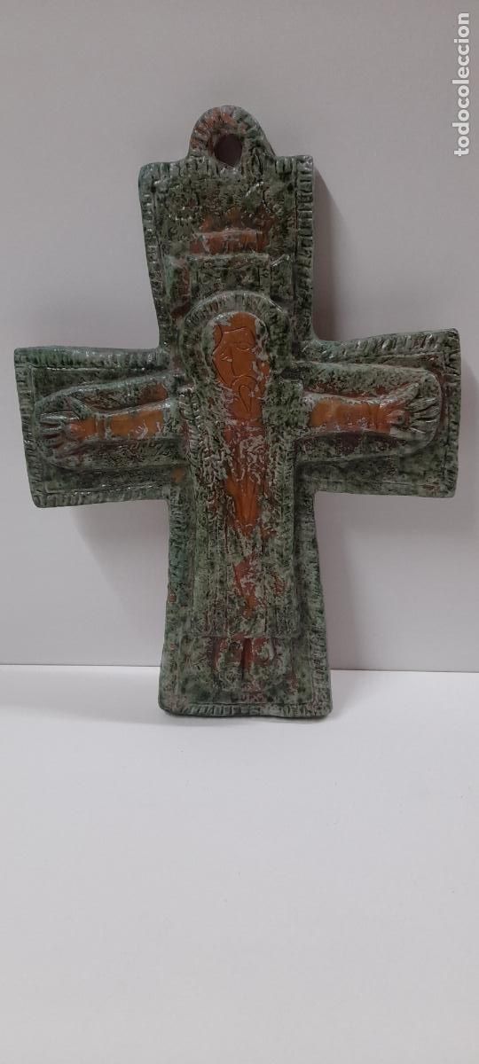 Oggetti Antichi: ANTIGUO CRUCIFIJO EN CERAMICA ESMALTADA . MEDIDA DE FRENTE 23,5 CM
