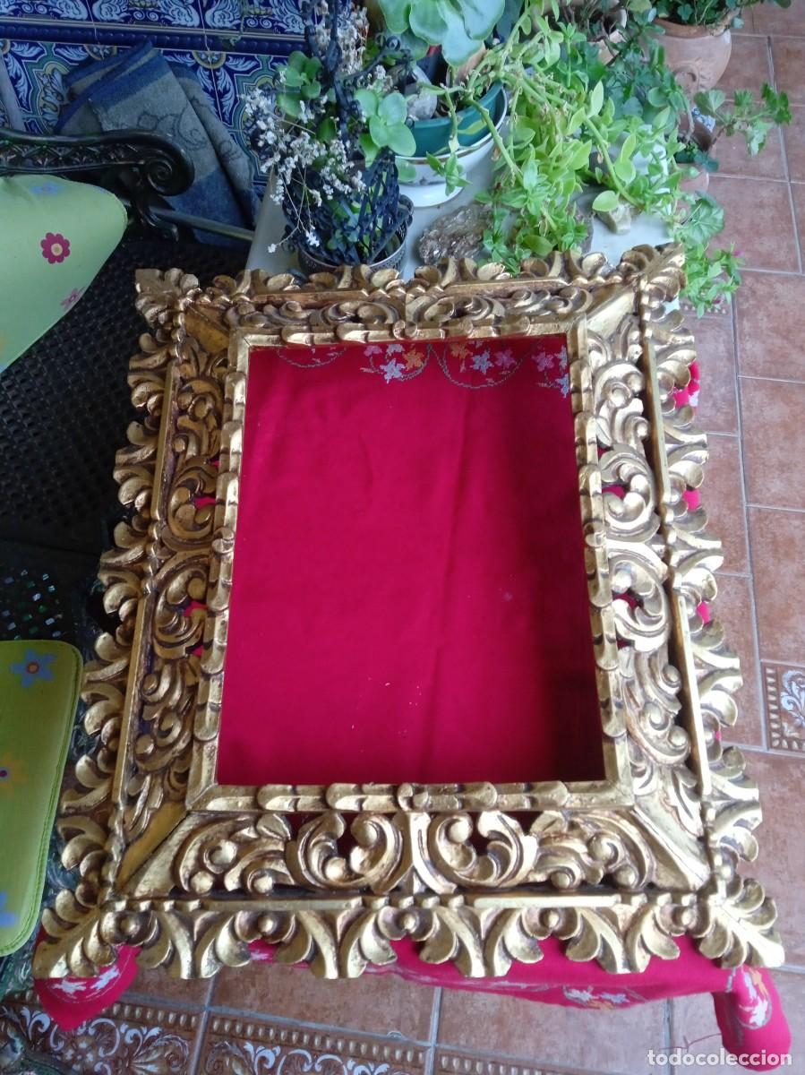 Oggetti Antichi: Marco antiguo de madera tallada con pan de oro