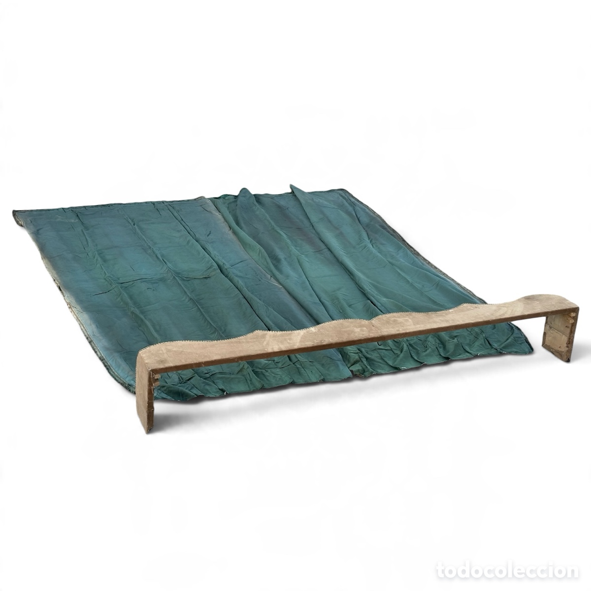 Antiguidades: Cortinero con cortinas antiguas palaciegas de seda verde, finales s.XVIII.
