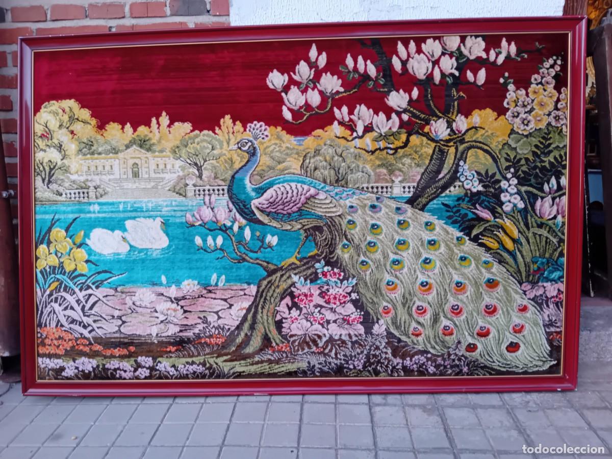 Antiguidades: Tapiz con pavo real y palacio con el r&iacute;o d&eacute;cada de los 50/60