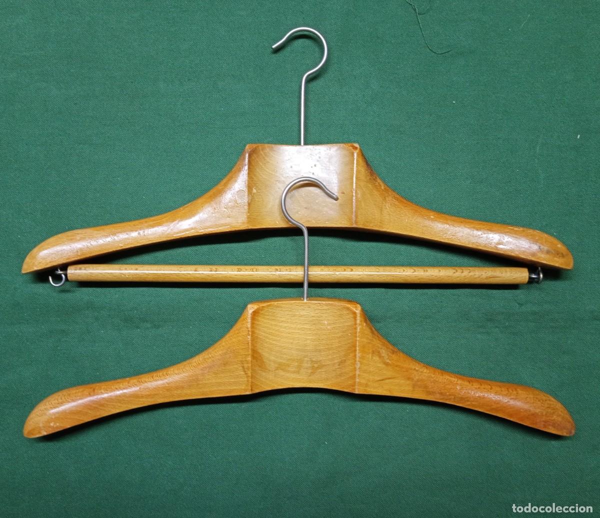 Antiquit&eacute;s: Dos perchas de madera para ropa. A&ntilde;os 40.