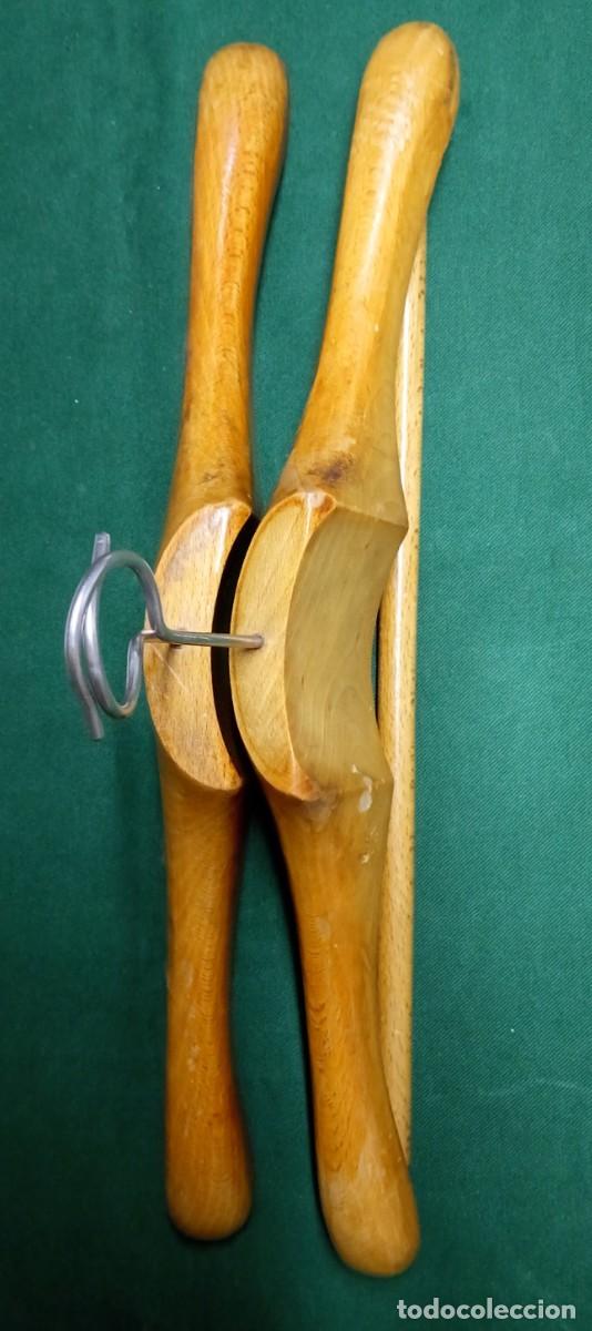 Antig&uuml;edades: Dos perchas de madera para ropa. A&ntilde;os 40. - Foto 3