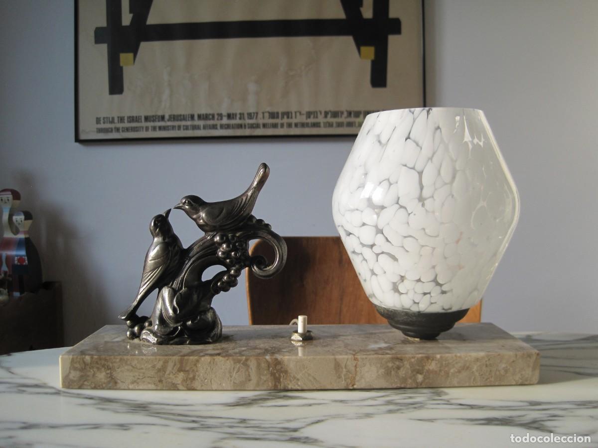 Antig&uuml;edades: L&Aacute;MPARA DE SOBREMESA - FIGURA DE METAL Y BASE DE MARMOL - P&Aacute;JAROS - FOCO CRISTAL - ART D&Eacute;CO
