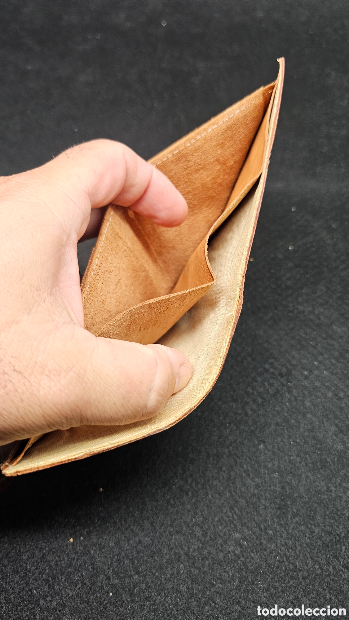Antig&uuml;edades: Cartera a estrenar de piel repujada decada de los 90 - Foto 4