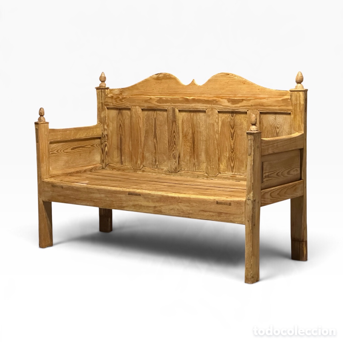 Oggetti Antichi: Esca&ntilde;o antiguo de madera de pino, s.XIX. Decorado con cuarterones, bolas y copete. Banco banqueta.