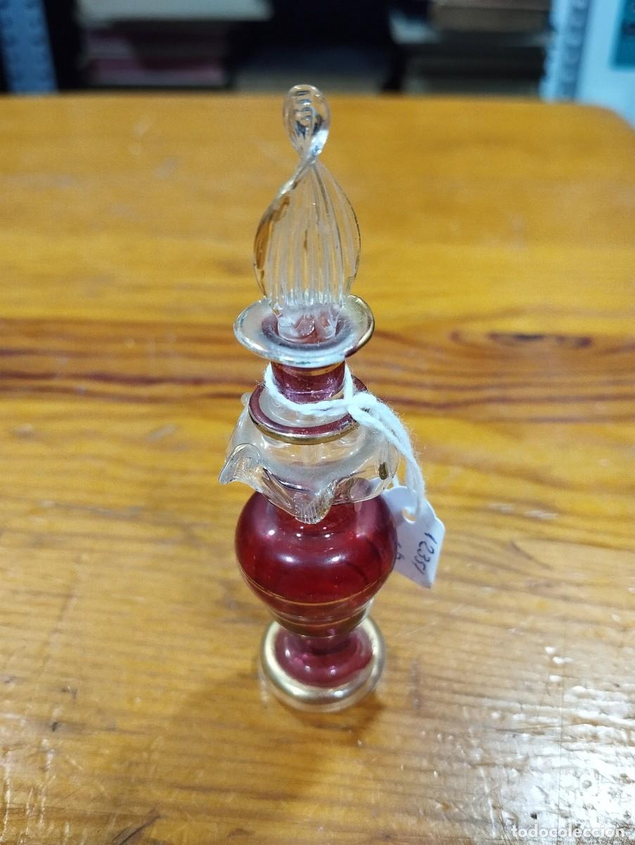 Oggetti Antichi: PERFUMERO EGIPCIO CRISTAL SOPLADO. COLOR ROJO Y DORADO.