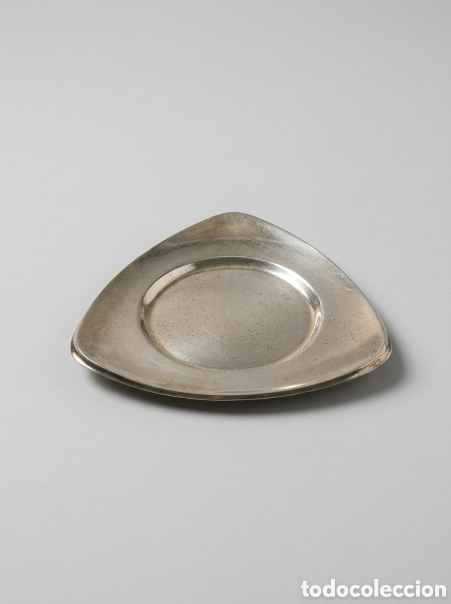 Antig&uuml;edades: Vaciabolsillos o Centro de Mesa Triangular de L&iacute;nea Minimalista en Plata de Primera Ley (915). Estil