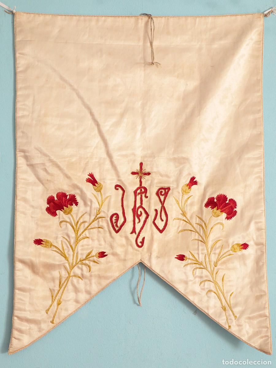 Antig&uuml;edades: Estandarte de car&aacute;cter religioso confeccionado en seda bordada. Pps. S. XX. Mide 63 x 46 cm.