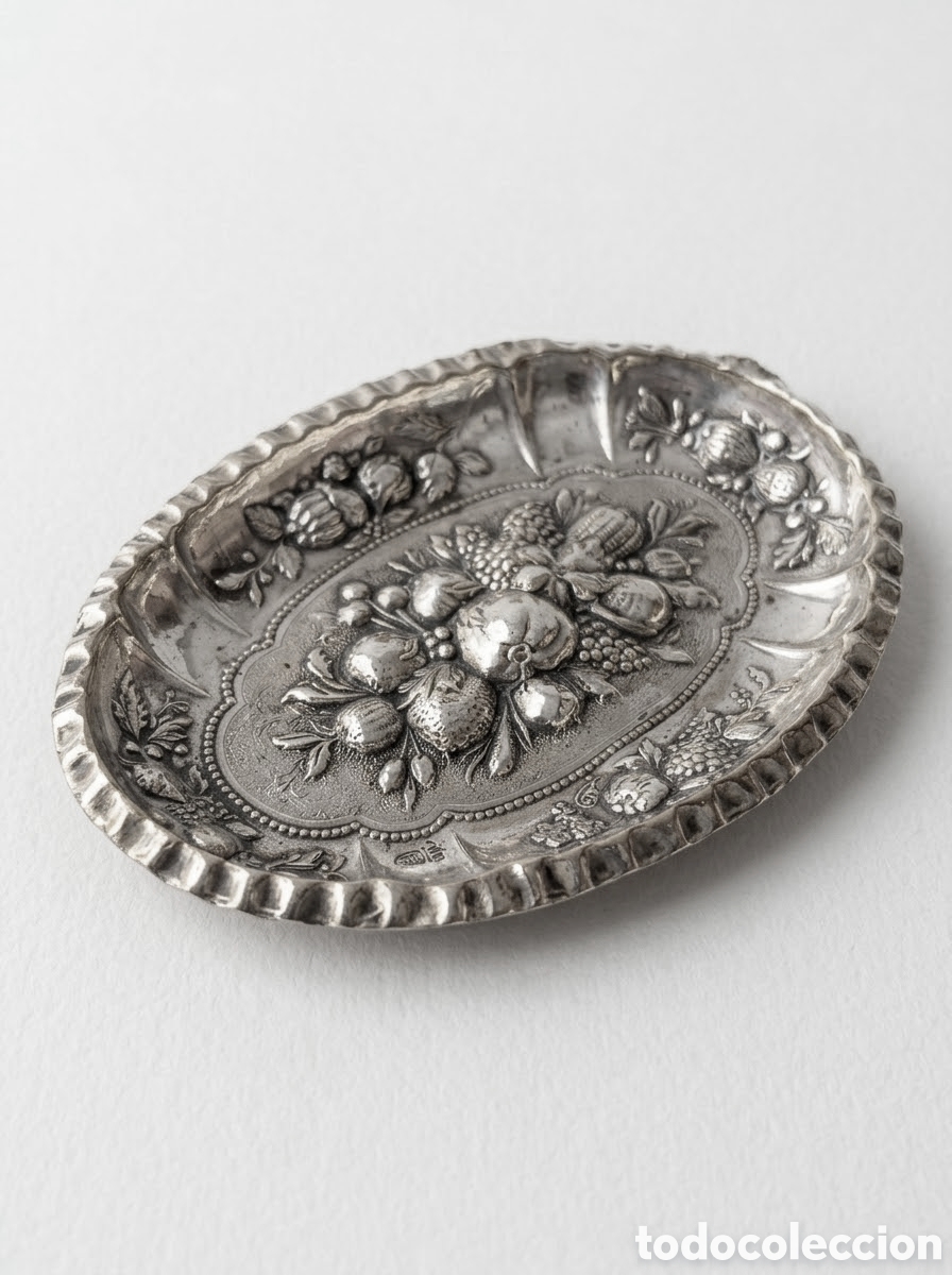 Antig&uuml;edades: Antiguo Platillo Ovalado de Vitrina en Metal Plateado con Relieve Barroco y Cu&ntilde;o Coronado