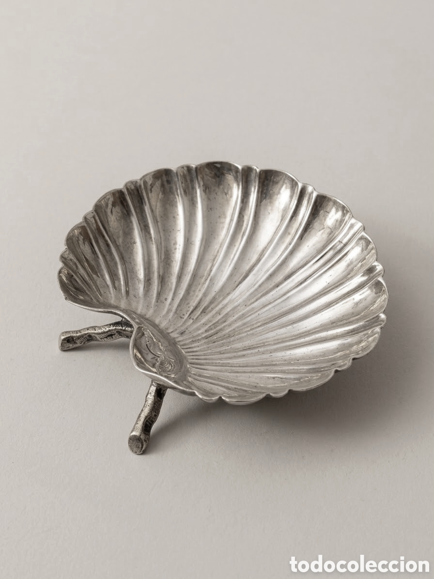 Antig&uuml;edades: Miniatura de Platillo Auxiliar con Forma de Concha en plata. Estilo Rococ&oacute;, Circa 1940