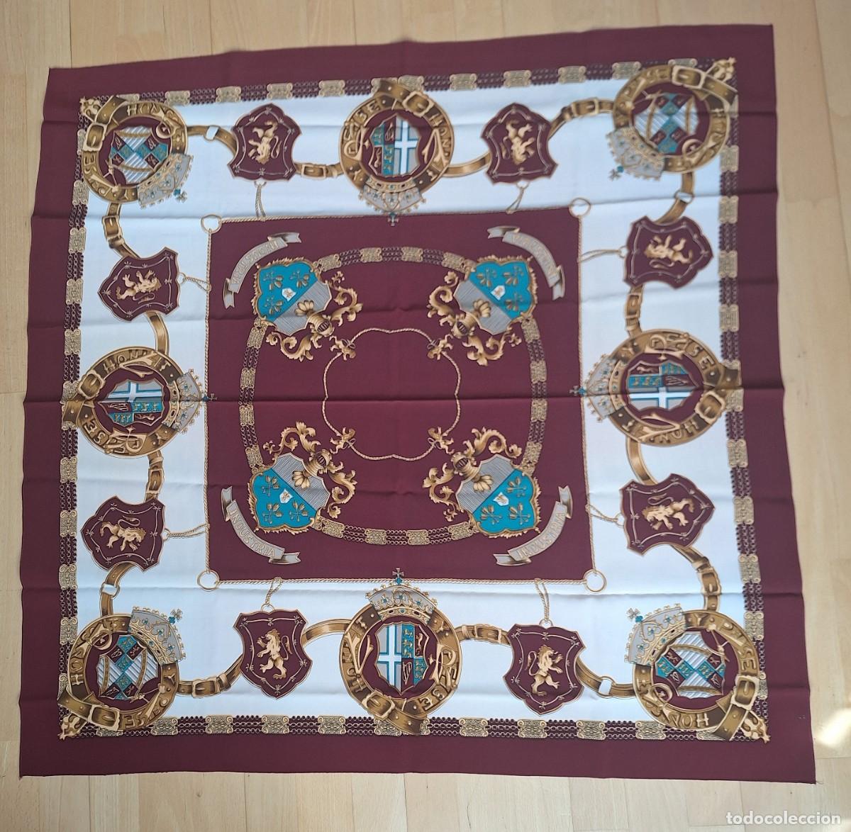 Antig&uuml;edades: BONITO PA&Ntilde;UELO DE CUELLO DE SE&Ntilde;ORA DE SEDA - GRANATE 85 X 85 - MARCA P. SILK - NUEVO