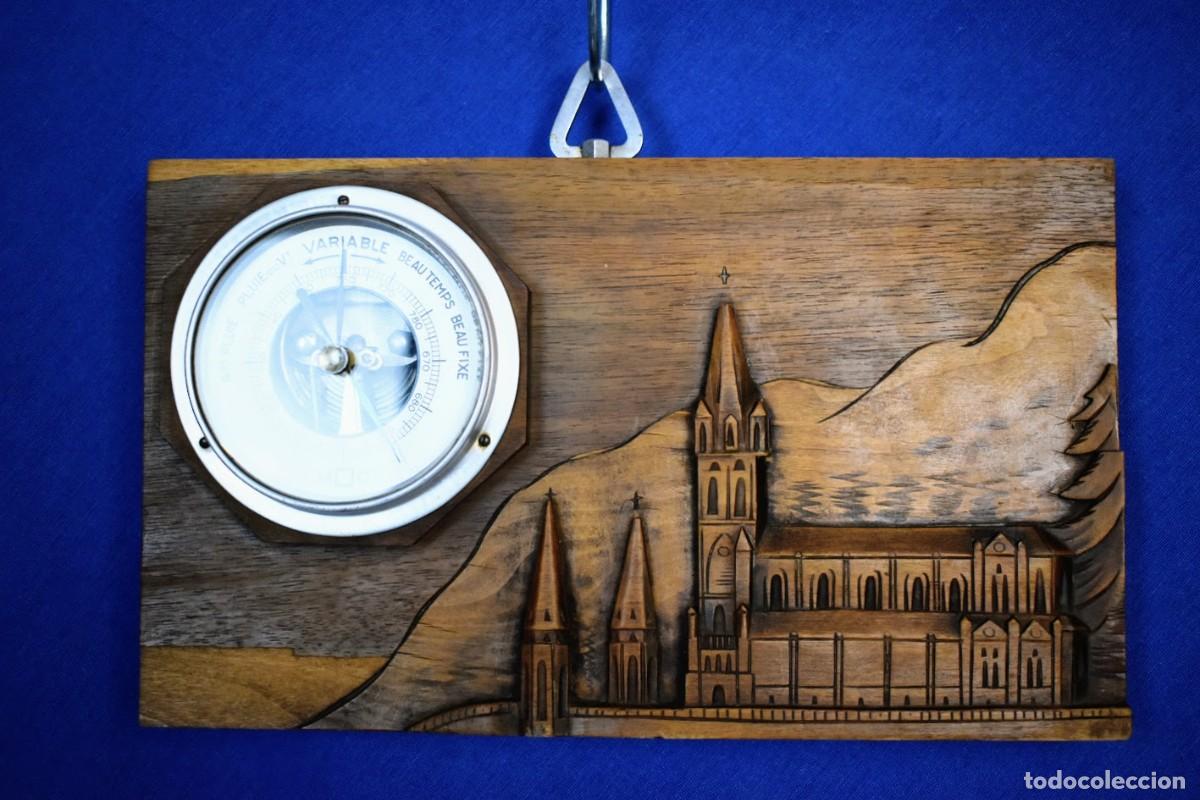 Antig&uuml;edades: Antiguo Bar&oacute;metro de Pared - Talla de Madera Bas&iacute;lica de Lourdes Vintage a&ntilde;os 60