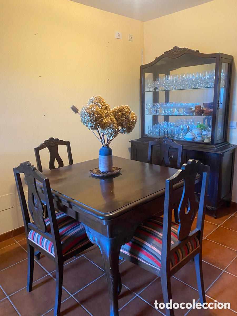 Oggetti Antichi: Aparador, vitrina y mesa comedor con 6 sillas