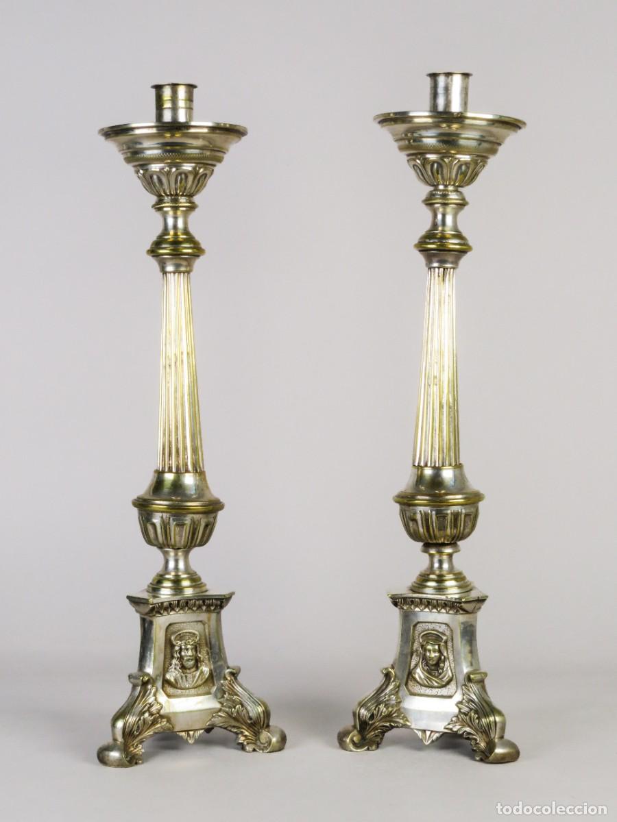 Antig&uuml;edades: Pareja de candeleros de altar lit&uacute;rgicos en metal plateado principios del siglo XX