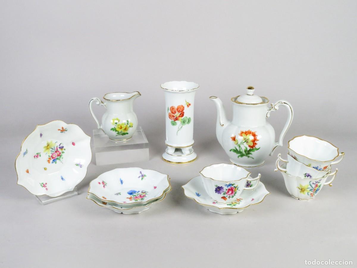 Antiquit&auml;ten: Cuatro servicios de caf&eacute; con lechera cafetera y violetero porcelana pintada a mano Meissen siglo XIX
