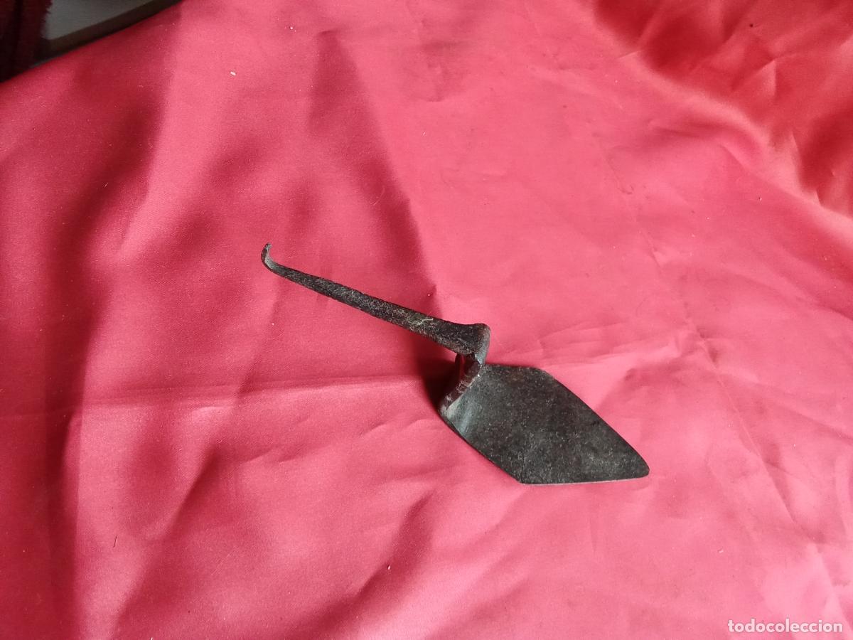 Antiquit&auml;ten: Antigua paleta alba&ntilde;il de forja peque&ntilde;a. Caja Ferralla