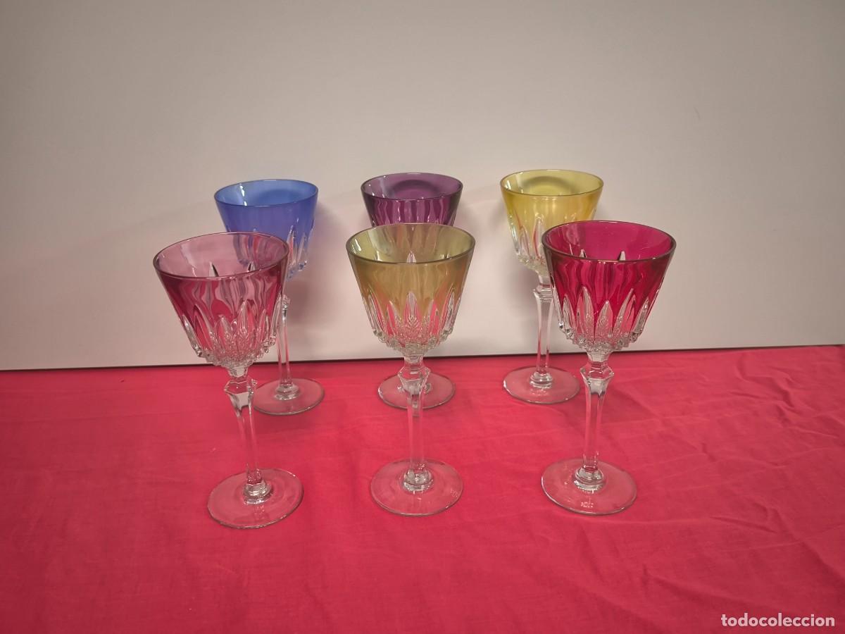 Antiguidades: JUEGO DE 6 COPAS DE VINO EN CRISTAL DE COLORES.