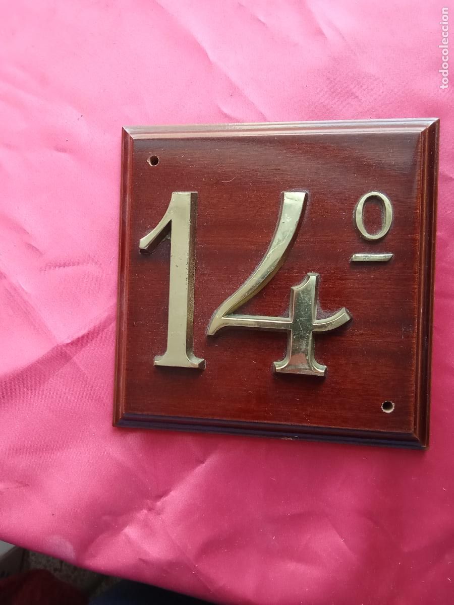 Antiquit&auml;ten: N&uacute;mero de la plata 14&ordf; o piso 14&ordm;. Caja lat&oacute;n