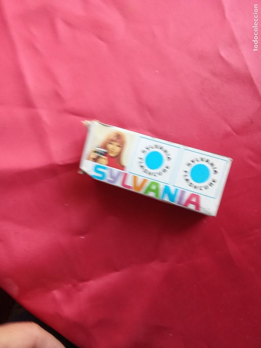Antiquit&eacute;s: Antigua caja Sylvania con flash dentro. Vitrina 18