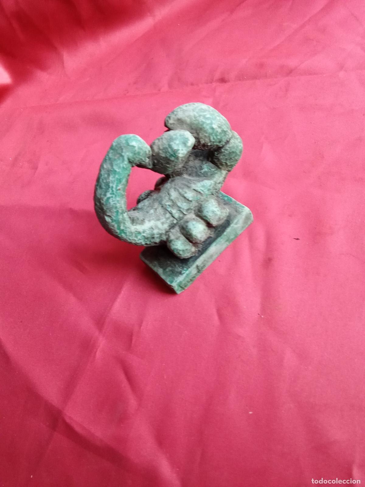 Antiquit&auml;ten: Simbolo de resina escorpio signo zodiaco hor&oacute;scopo. Vitrina 5
