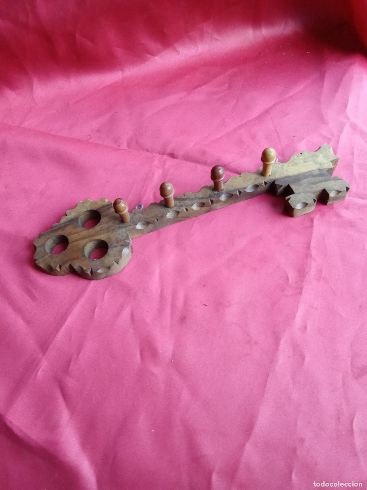 Antiquit&auml;ten: Llave tallada a mano de madera de olivo para colgar llaves. Vitrina 6