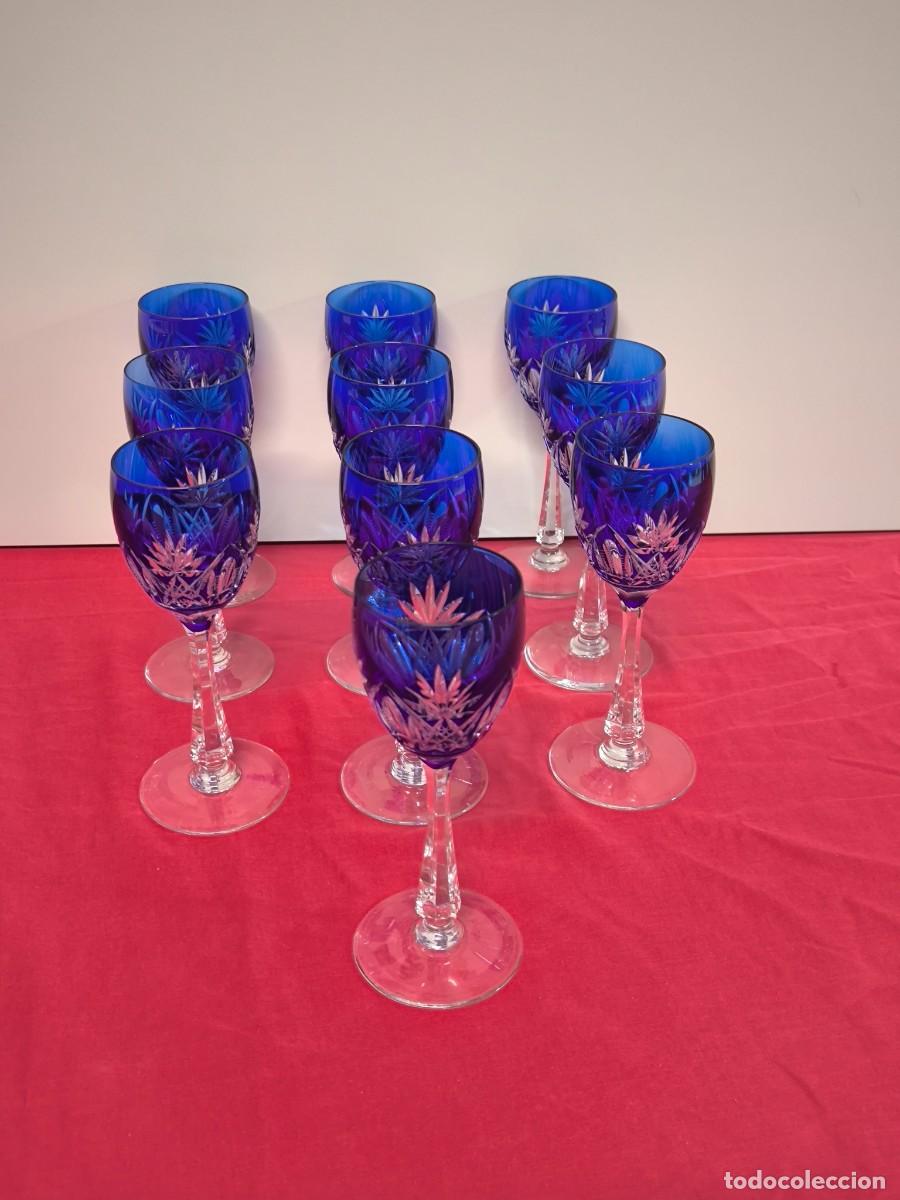 Antiguidades: JUEGO DE 10 COPAS DE VINO EN CRISTAL TALLADO DE COLOR AZUL COBALTO