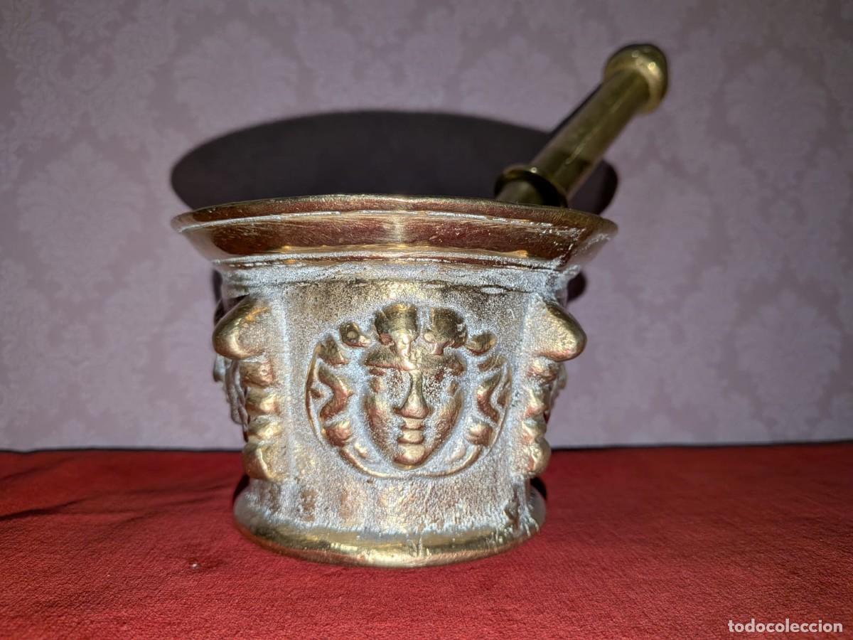 Antiques: MORTERO O ALMIREZ ESPA&Ntilde;OL. DEL SIGLO XVII o XVIII. DECORADO CON CARAS Y 4 COSTILLAS.