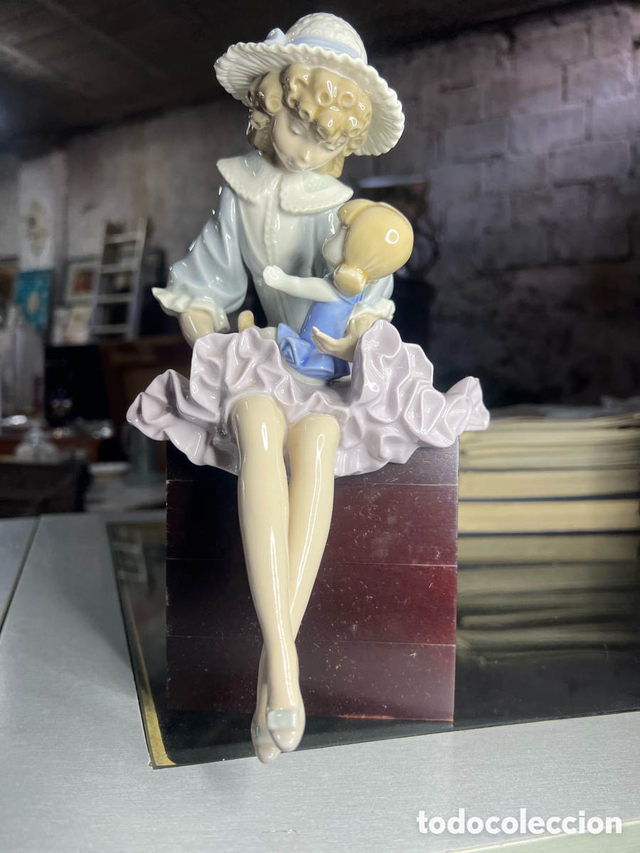 Antiques: Lladr&oacute; &rdquo;Durmiendo a la mu&ntilde;eca&rdquo; #1379 - A&ntilde;o 1978 (Descatalogada) - Con Peana Original