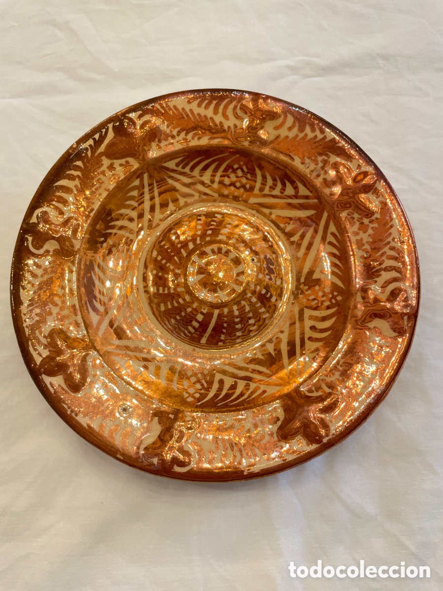 Antig&uuml;edades: Plato reflejo met&aacute;lico pintado a mano Manises siglo XX