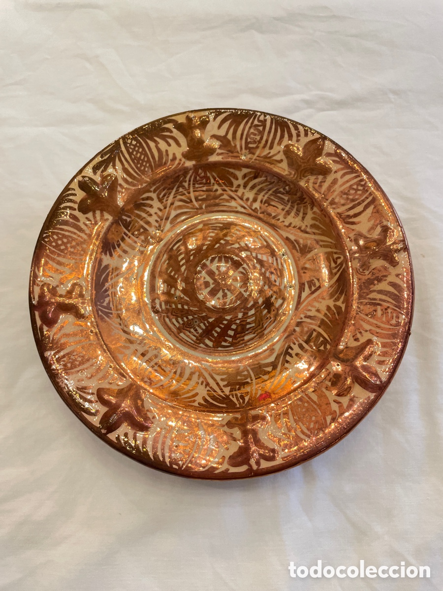Antig&uuml;edades: Plato reflejo met&aacute;lico pintado a mano Manises siglo XX
