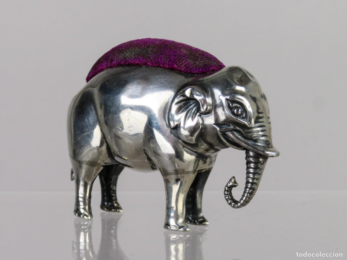 Antig&uuml;edades: Alfiletero ingl&eacute;s de plata con forma de elefante con marcas y punzones siglo XIX