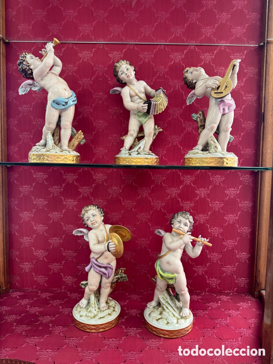 Antiquit&auml;ten: Juego de 5 angelotes con instrumentos en porcelana