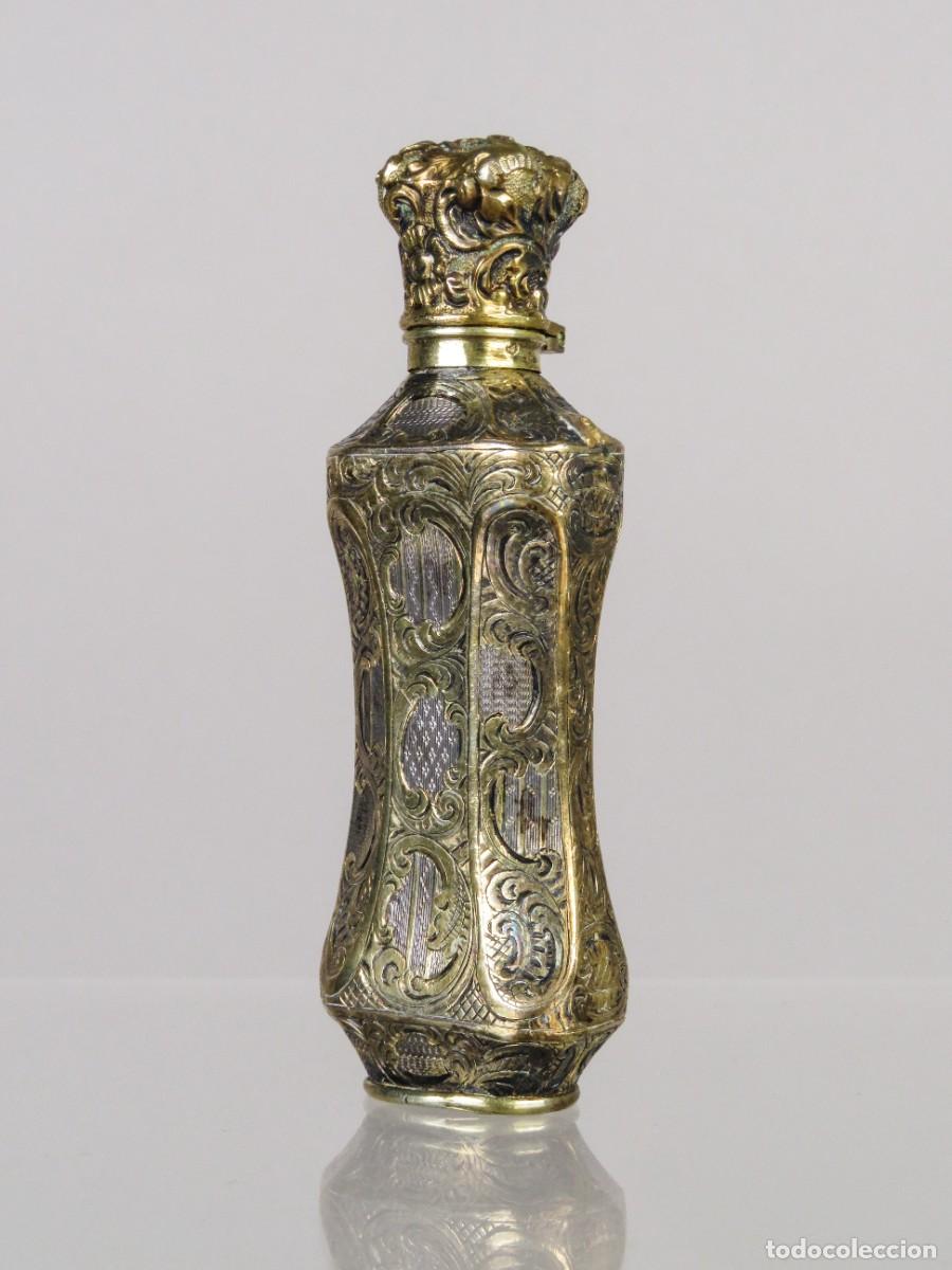 Antig&uuml;edades: Perfumero victoriano en plata cincelada sobre dorada Inglaterra siglo XIX
