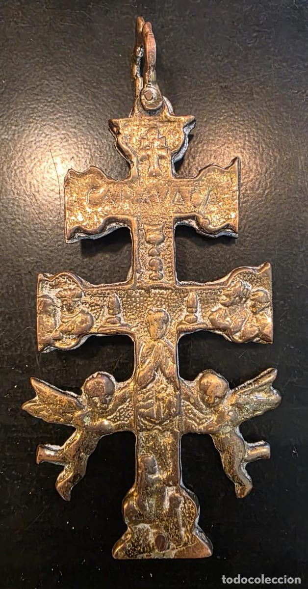 Oggetti Antichi: Cruz de Caravaca de doble cara con &aacute;ngeles y Cristo crucificado &ndash; Metal dorado antiguo &ndash; 14 cm