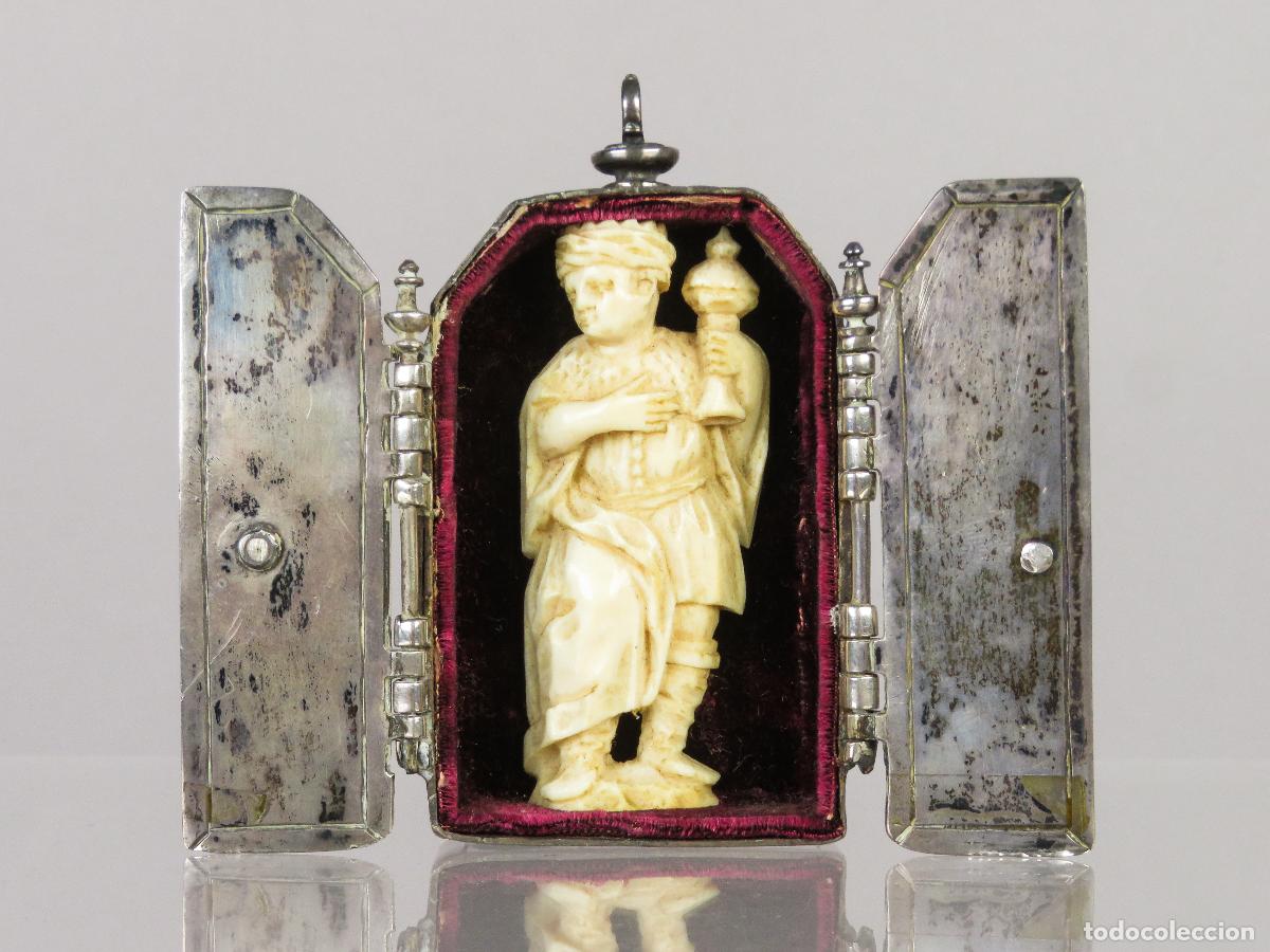 Antig&uuml;edades: Miniatura italiana devocional con estuche en plata con escultura Rey Mago tallada Trapani siglo XVII