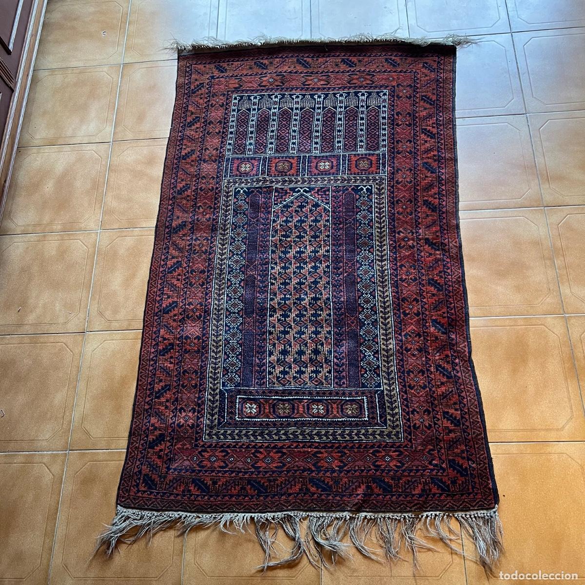 Antig&uuml;edades: Alfombra pasillera de inspiraci&oacute;n oriental y dise&ntilde;o cl&aacute;sico tribal con motivos geom&eacute;tricos