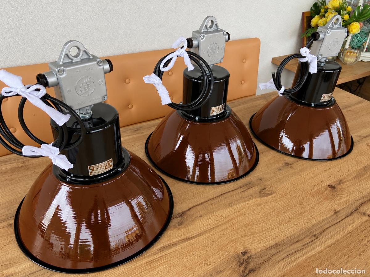 Antig&uuml;edades: 3 l&aacute;mparas industriales restauradas &ndash; Marr&oacute;n brillante 50 aňos