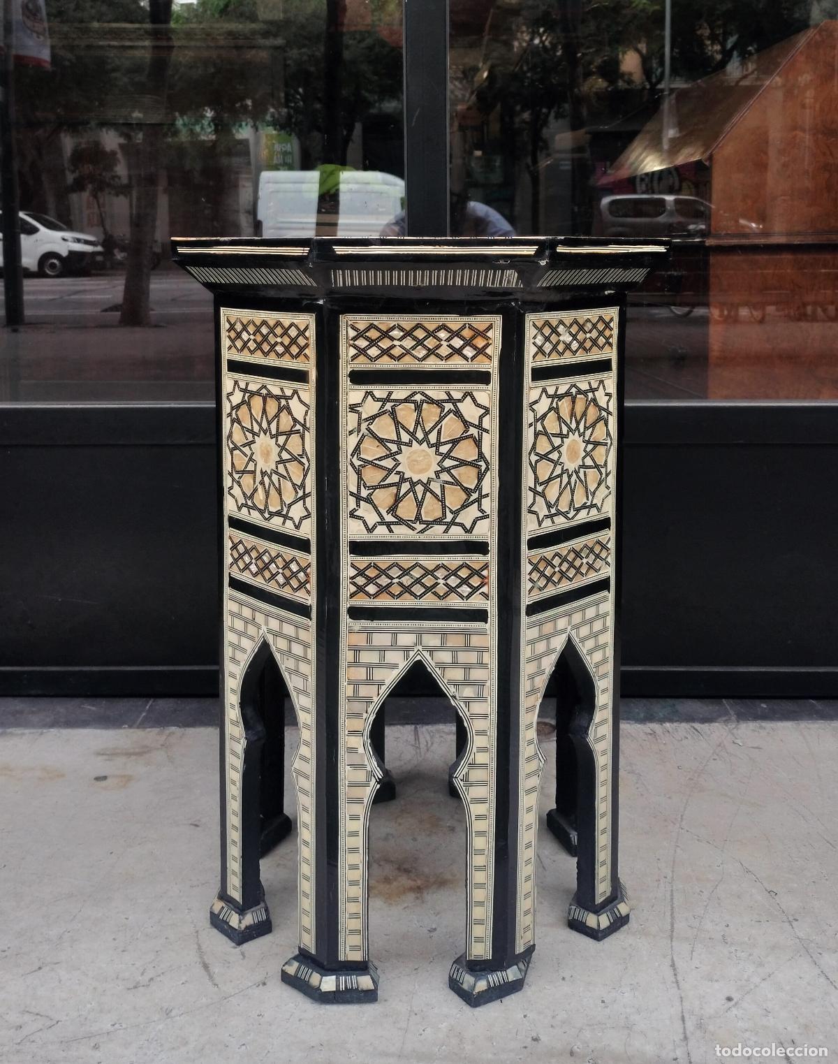 Antiquit&auml;ten: MESA AUXILIAR OCTOGONAL DE ESTILO &Aacute;RABE O EGIPCIO. MARQUETER&Iacute;A Y TARACEA. &Aacute;FRICA DEL NORTE. XIX-XX