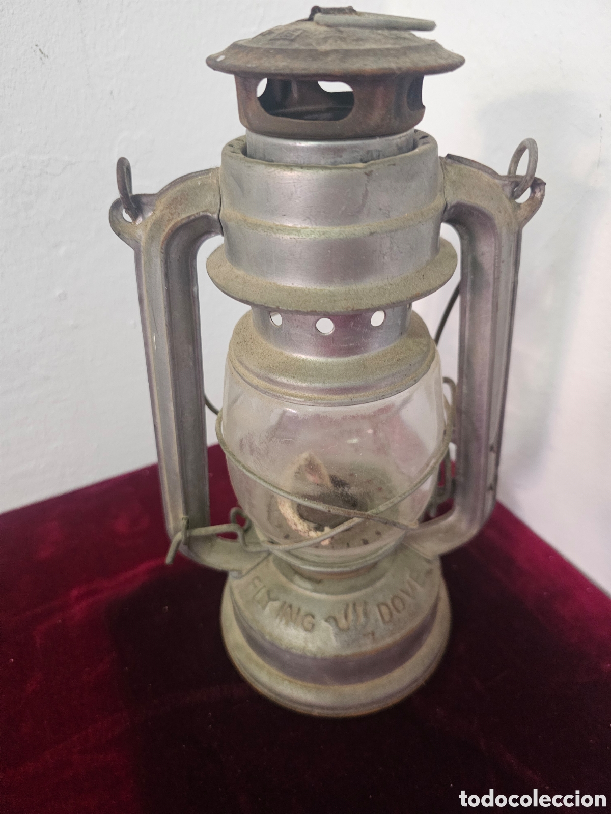 Antig&uuml;edades: ​Antiguo Farol de Queroseno Flying Dove No. 235 - Quinqu&eacute; de Metal y Cristal (25 cm)