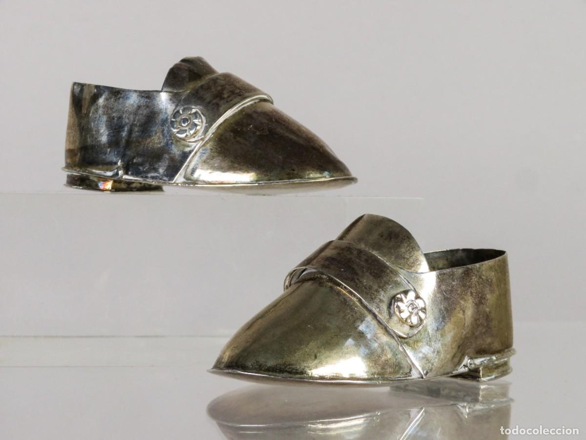 Antig&uuml;edades: Pareja de zapatos en plata para ajuar talla Ni&ntilde;o Jes&uacute;s del siglo XVIII