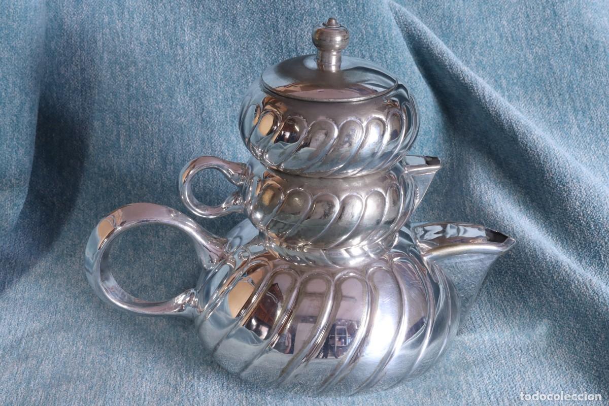 Antig&uuml;edades: Conjunto de tres tazas de alpaca. Tetera, lechera y azucarero. Set of three Alpaca silver vessels.