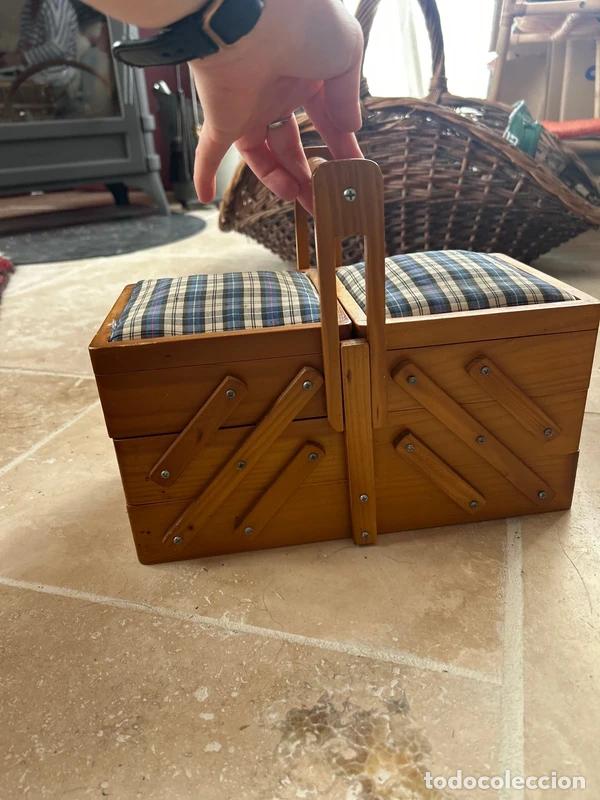 Antig&uuml;edades: bonito costurero de madera - Foto 1