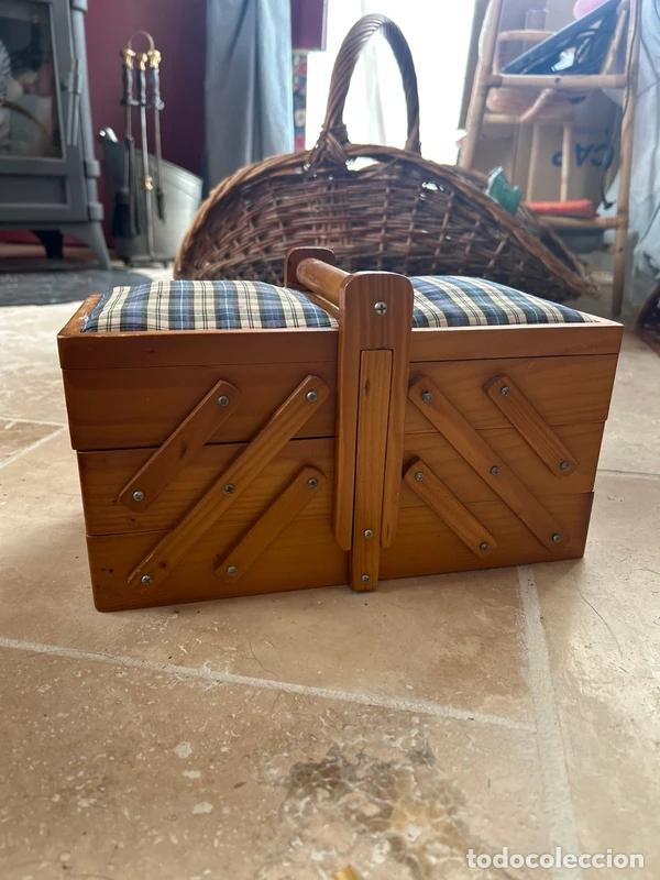 Antig&uuml;edades: bonito costurero de madera - Foto 2